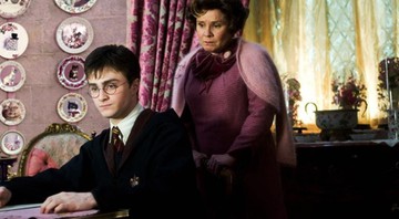 Harry Potter (Daniel Redcliffe) sofreu nas mãos de Dolores Umbridge (Imelda Staunton). 

 - Reprodução / Vídeo
