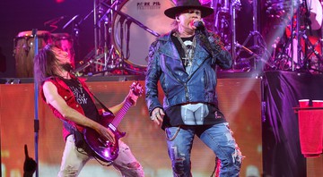 Ron "Bumblefoot" Thal (à esq.) e Axl Rose se apresentam com o Guns N' Roses no palco do 6th Annual Revolver Golden Gods Award Show, realizado no Club Nokia, em Los Angeles (California), em abril de 2014.
 - Paul A. Hebert/AP