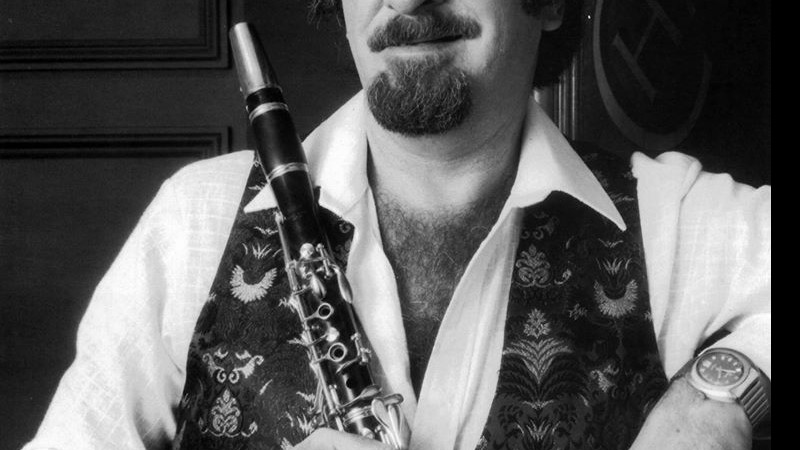 O clarinetista de jazz Acker Bilk, compositor do hit “Stranger on the Shore”