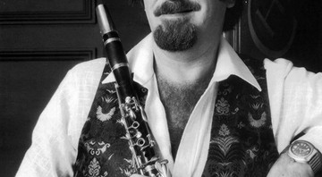 O clarinetista de jazz Acker Bilk, compositor do hit “Stranger on the Shore” - Reprodução/Facebook
