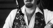 O clarinetista de jazz Acker Bilk, compositor do hit “Stranger on the Shore” - Reprodução/Facebook