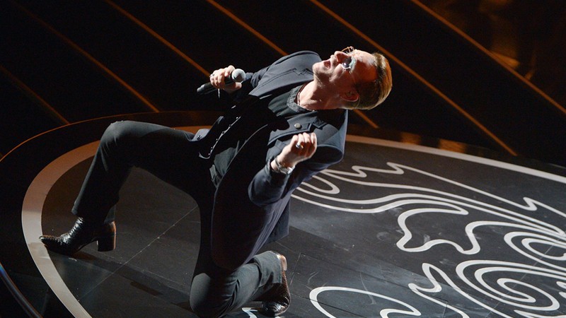 Bono e o U2 se apresentam durante a cerimônia do Oscar, no Dolby Theatre, em Los Angeles, em março de 2014
