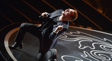 Bono e o U2 se apresentam durante a cerimônia do Oscar, no Dolby Theatre, em Los Angeles, em março de 2014
 - John Shearer/AP