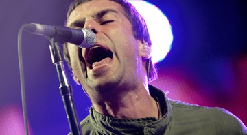Liam Gallagher canta em uma das últimas apresentações do Oasis, no festival Roskilde Festival, na Dinamarca, em julho de 2009.  - Tariq Mikkel Khan/AP