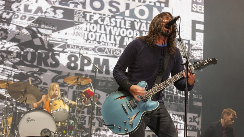 Dave Grohl e o Foo Fighters se apresentam no festival Voodoo Fest, em novembro de 2014.