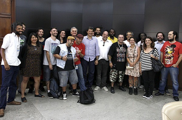 O prefeito Fernando Haddad e os artistas escolhidos para a curadoria do mural de grafite na Avenida 23 de Maio