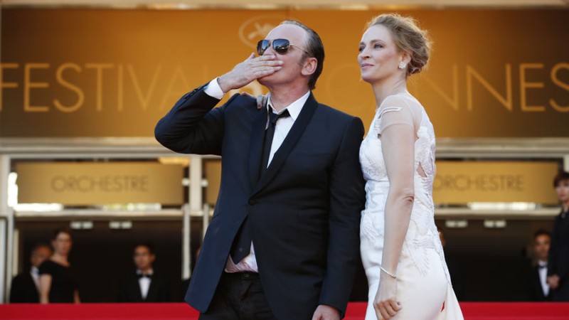 Diretor Quentin Tarantino e a atriz Uma Thurman chegam ao tapete vermelho do festival de Cannes, na França, em maio de 2014. 