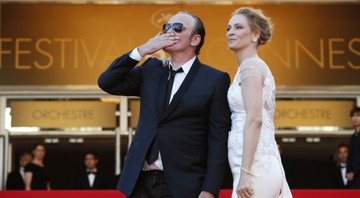 Diretor Quentin Tarantino e a atriz Uma Thurman chegam ao tapete vermelho do festival de Cannes, na França, em maio de 2014.  - Alastair Grant/AP