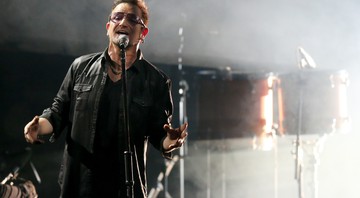 Bono, vocalista do U2, se apresenta durante evento realizado em Berlim, na Alemanha. 
 - Wolfgang Kumm/AP