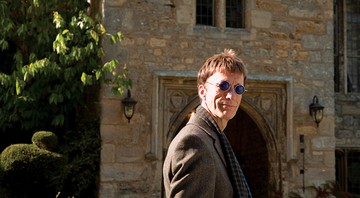 Duas fases
Robin Gibb, em 2010, em frente à mansão onde morava, na Inglaterra; - Brian Aris/Divulgação