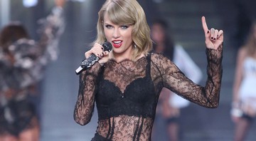 Taylor Swift se apresenta durante o desfile anual da grife Victoria's Secret - Joel Ryan/AP