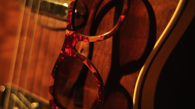 Óculos de madeira da linha Pick Series, da marca Leaf, feito com palhetas de violão