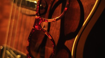 Óculos de madeira da linha Pick Series, da marca Leaf, feito com palhetas de violão - Divulgação