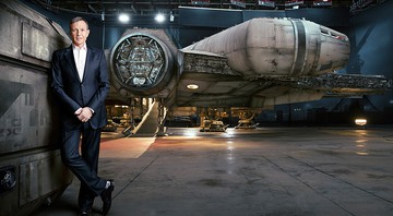 Nave Millennium Falcon de Star Wars: O Despertar da Força com Bob Iger, presidente da Disney, ao lado - Reprodução/Fortune