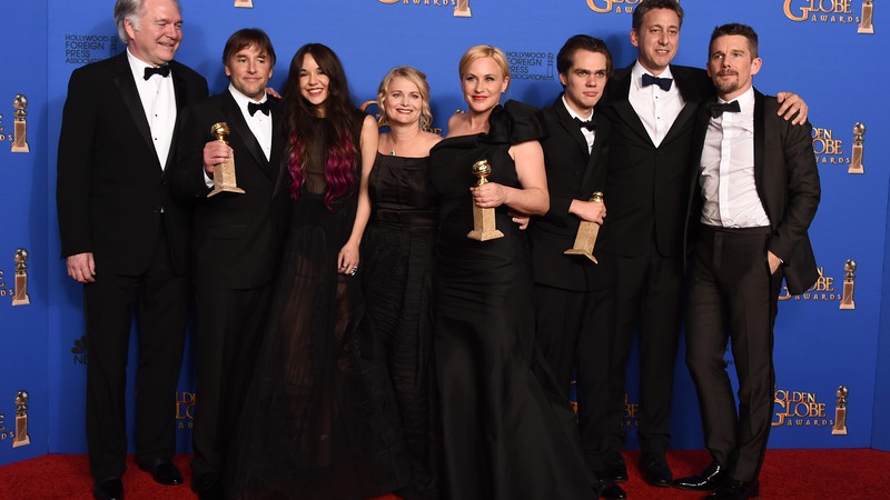 O elenco e o diretor de Boyhood (Richard Linklater) após o filme vencer o Globo de Ouro na categoria Melhor Drama