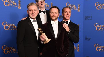Warren Littlefield, John Cameron, Noah Hawley e Geyer Kosinski com o prêmio de Melhor Minissérie/Filme feito para TV, por Fargo, no 72º Globo de Ouro, em 2015 - Jordan Strauss/AP