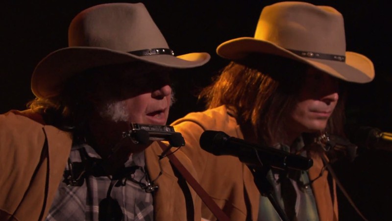 Neil Young ao lado da imitação dele feita pelo apresentador Jimmy Fallon