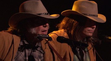Neil Young ao lado da imitação dele feita pelo apresentador Jimmy Fallon - Reprodução/Vídeo