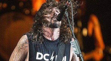 Dave Grohl à frente do Foo Fighters - Reprodução/Facebook