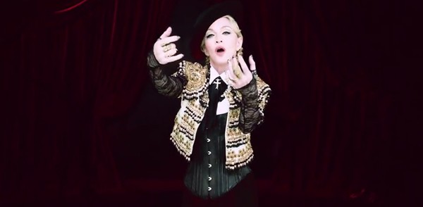Madonna no clipe de "Living for Love"