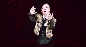 Madonna no clipe de "Living for Love" - Reprodução/Vídeo