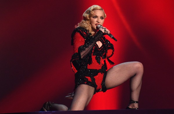 Madonna apresenta a faixa "Living for Love" no Grammy 2015