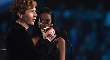 Beck recebe o gramofone pelo Melhor Álbum de Rock por <i>Morning Phase</i> - AP
