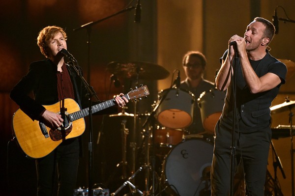 Beck e Chris Martin fazem dueto no Grammy 2015