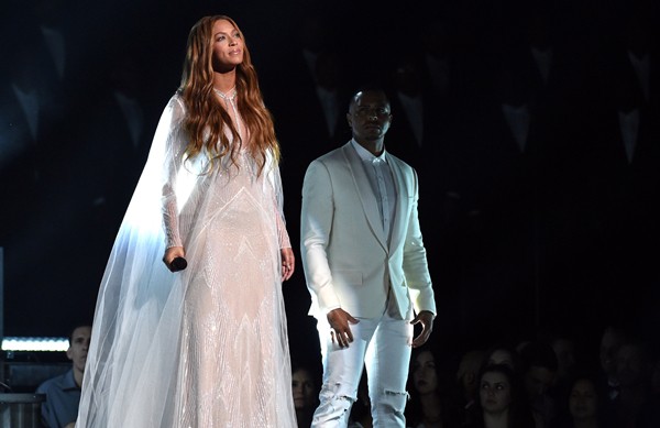 Em 2014, ela foi sexy; este ano, é gospel: Beyoncé canta a tocante "Take My Hand, Precious Lord"