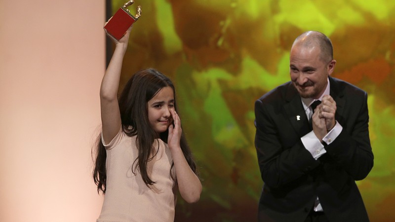 Quem recebeu a estatueta do Urso de Ouro foi a sobrinha do diretor iraniano Jafar Panahi, a jovem Hanna Saeidi