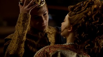 Beijo constrangedor de Jack Gleeson e Natalie Dormer (ou Joffrey Baratheon e Margaery Tyrell) em vídeo de bastidores de Game of Thrones - Reprodução/Vídeo