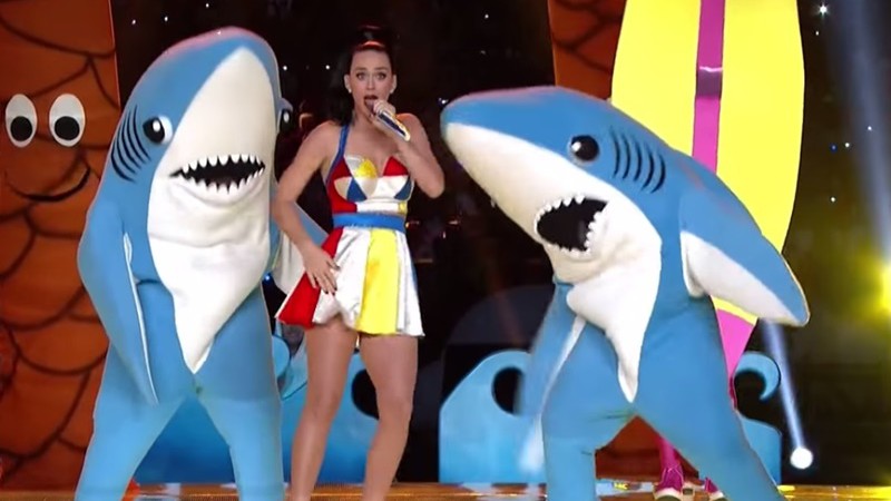 Cantora e o popular Left Shark durante apresentação no Super Bowl