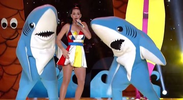 Cantora e o popular Left Shark durante apresentação no Super Bowl - Reprodução/vídeo
