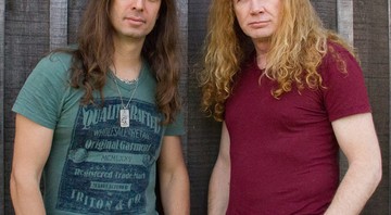 Kiko Loureiro ao lado de Dave Mustaine - Reprodução/Site oficial
