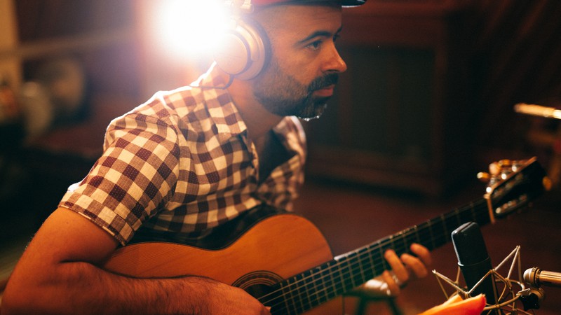 O músico Rodrigo Campos grava novo disco 