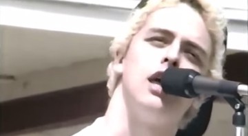 Billie Joe Armstrong em vídeo raro do Green Day tocando em escola na Califórnia, em 1990 - Reprodução/Vídeo
