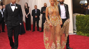 A cantora Beyoncé, acompanhada do marido Jay Z, usou Givenchy e abusou das transparências.  - Evan Agostini/AP