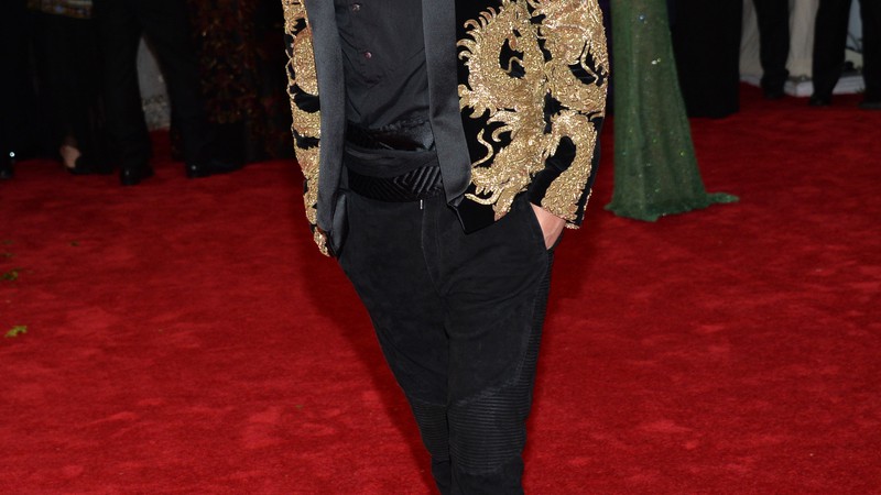 Justin Bieber misturou dragões dourados com preto e foi de Balmain ao Met Gala 2015. 
