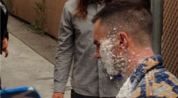 Adam Levine ao ser atacado por uma bomba de açúcar.  - Reprodução/ Instagram