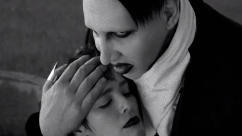 Marilyn Manson em cena do clipe “The Mephistopheles of Los Angeles”