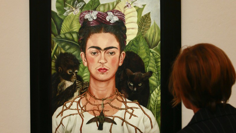 Exposição com quadro da pintora mexicana Frida Kahlo