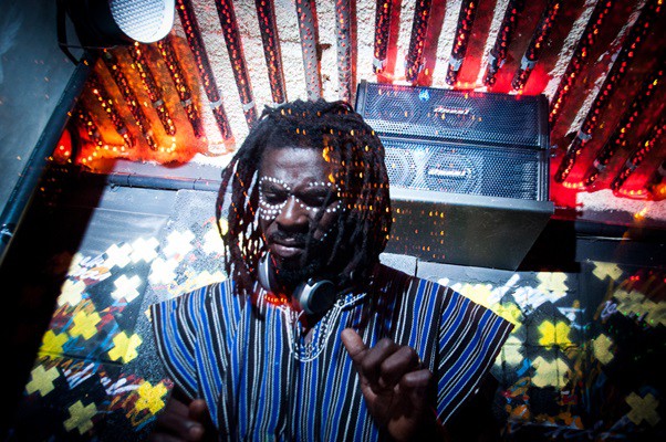 O ganês DJ Sankofa se apresenta no festival Bananada 2015. 