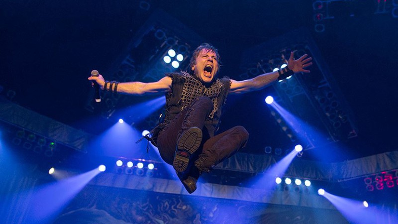 Bruce Dickinson em ação pelo Iron Maiden