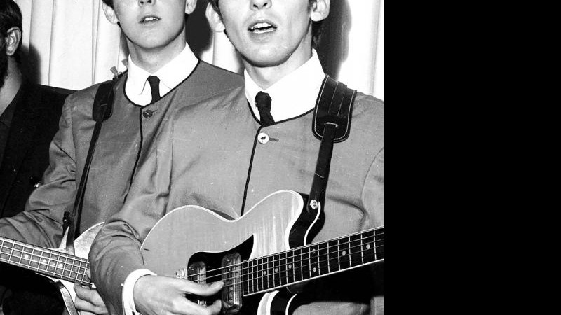 George Harrison com a guitarra Maton Mastersound, usada por ele em 1963
