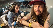 Kyle Thomas, também conhecido pelo pseudônimo de King Tuff, faz tatuagem durante o Festival Bananada 2015. O músico escolheu um coelho para se lembrar do quanto foram mágicos os dias que passou no Brasil.  - Claudio Cologni
