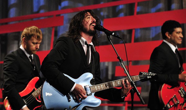 Foo Fighters se apresenta no Late Night With David Letterman em 2014.