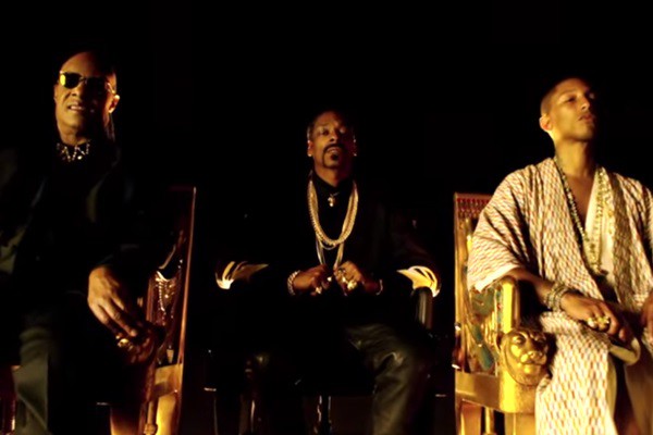 Rapper com Stevie Wonder e Pharrell no clipe de "California Roll"