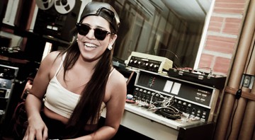 A rapper Flora Matos durante gravação da canção "Me Chama" - Divulgação
