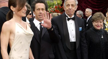 Produtor e o casal retratado em Uma Mente Brilhante no Oscar 2002 - Laura Rauch/AP