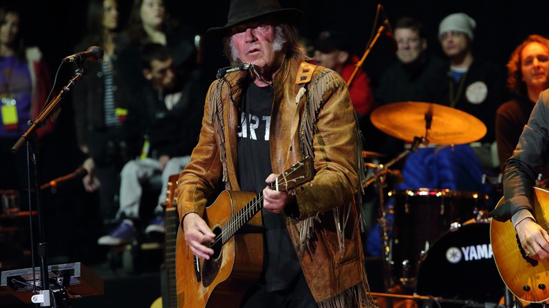 Neil Young durante apresentação ao vivo - John Davisson/AP